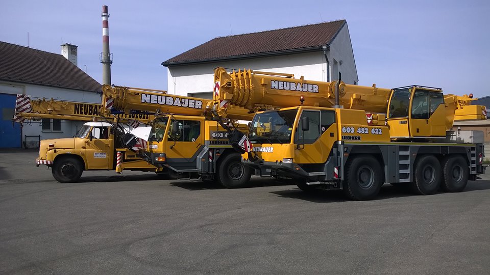 Vozový park autojeřábů Neubauer — Liebherr a Tatra na základně v Písku